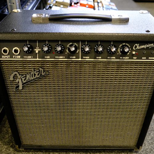 Squier-Mini-Strat-Black-LH-Occasion_Verstaerker_1